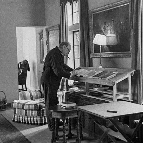 Famous People Who Use Standing Desks Helmm