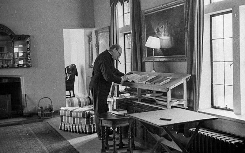 Winston Churchill working at his standing desk – Helmm