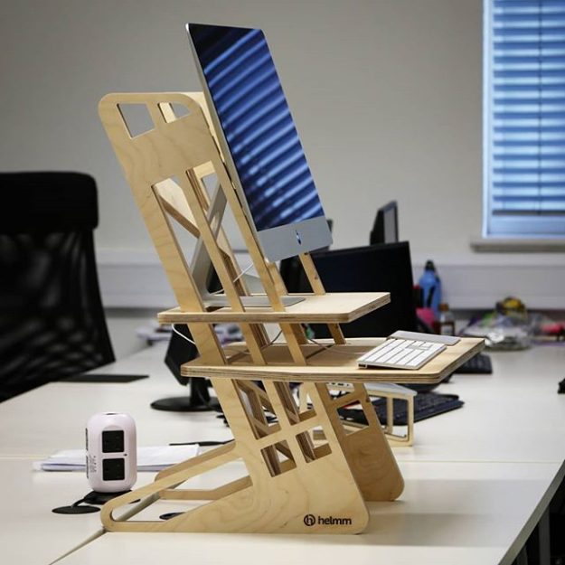Side profile of our S-Desk 22 standing desk converter with a 27″ iMac on top. For the upwardly mobile creative professional, it’s a perfect match