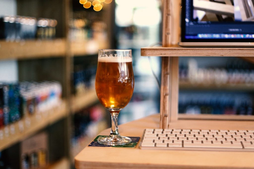 Wooden standing desks, craft beer and coworking | Helmm