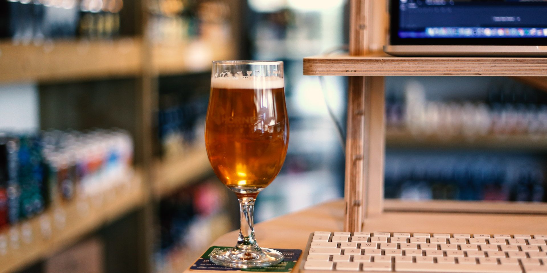 wooden-standing-desk-helmm-mk-bier-07 Half pint of Hornes on wooden standing desk