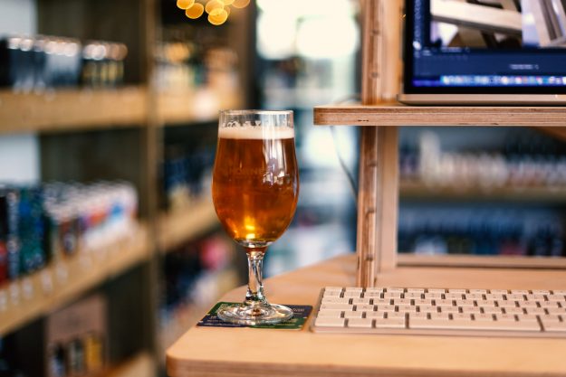 wooden-standing-desk-helmm-mk-bier-07 Half pint of Hornes on wooden standing desk