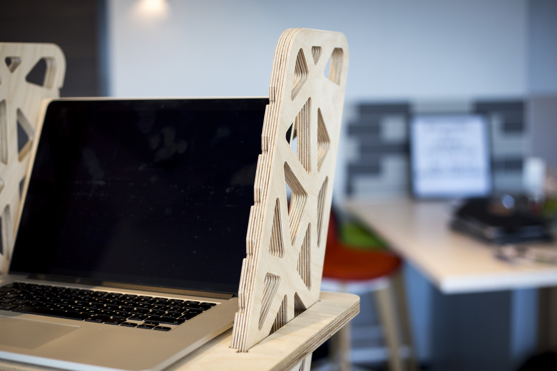 Details of the laptop stand and standing desk Voro